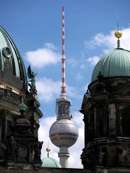 Berlínská televizní věž mezi kopule — Stock fotografie