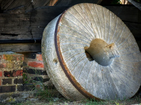 Ветряная мельница жернова — стоковое фото