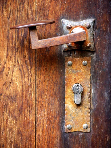 Maçaneta da porta e hardware enferrujado — Fotografia de Stock