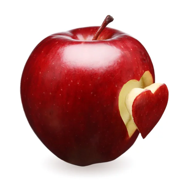 Красное яблоко с сердцем — стоковое фото