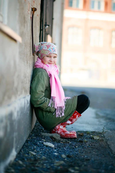 Молодая девушка на улице — стоковое фото