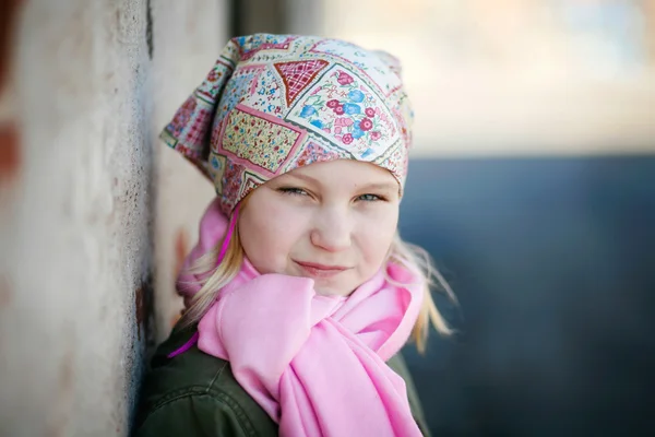 Krásná dospívající dívka venku — Stock fotografie