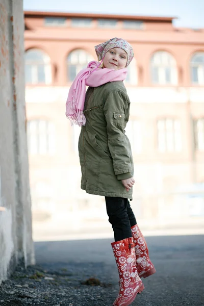 Krásná dospívající dívka skákání venku — Stock fotografie