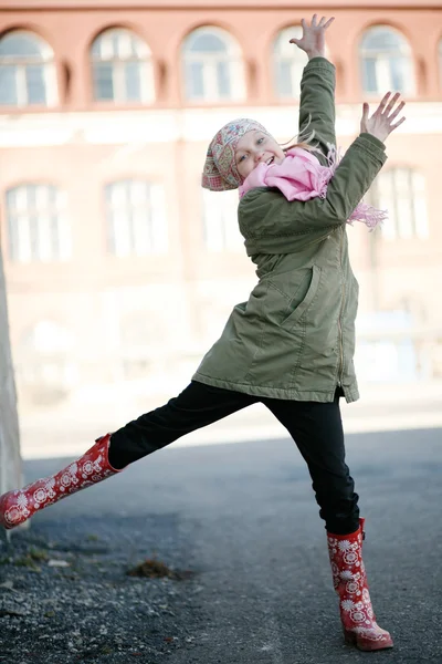 Beautiful teenage girl jumping outdoors — Stock Photo, Image