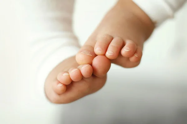Крупный план ног ребенка — стоковое фото