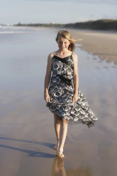 Mooie tiener wandelen op het strand. — Stockfoto