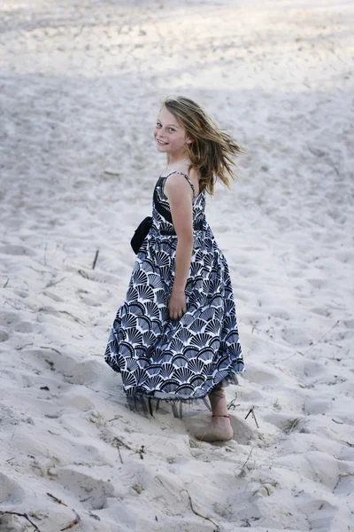 Όμορφο έφηβο περπάτημα στην παραλία. — Φωτογραφία Αρχείου