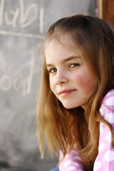 Närbild porträtt av en ganska ung tjej — Stockfoto