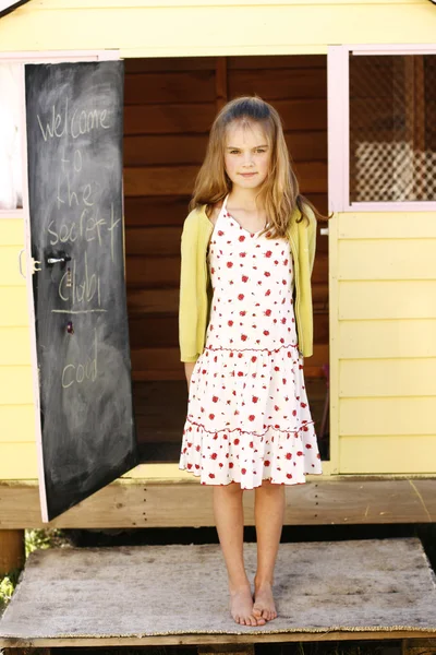 Πορτρέτο του ένα όμορφο νεαρό κορίτσι στέκεται — Φωτογραφία Αρχείου