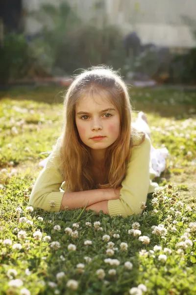 一个年轻漂亮的女孩躺在草地上 — 图库照片