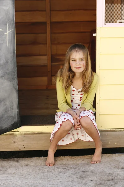 Porträtt av en ganska ung flicka sitter — Stockfoto