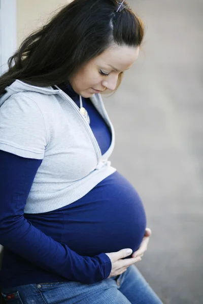 Jeune femme enceinte à l'extérieur. — Photo