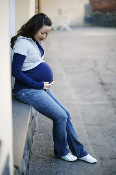 Jeune femme enceinte à l'extérieur. — Photo