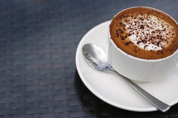 Απολαυστικό cappuccino σε ένα λευκό φλιτζάνι. — Φωτογραφία Αρχείου