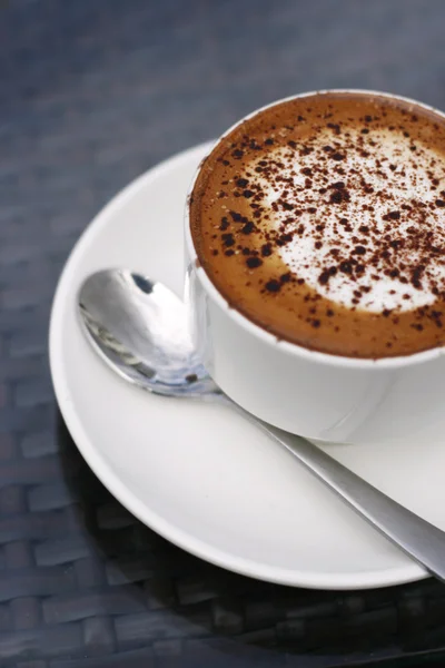 Utsökt cappuccino i en vit kopp. — Stockfoto