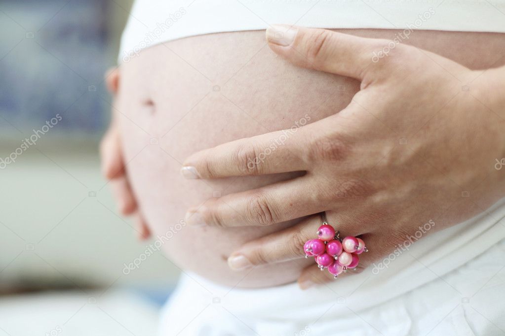 Mujer Sosteniendo Su Vientre Embarazada Desnuda En Foto De Stock ElinaManninen