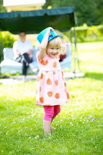 Little girl playing outdoors in summer — Stock Photo, Image
