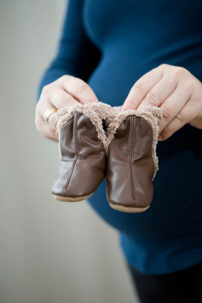Беременная мать с детскими попками — стоковое фото