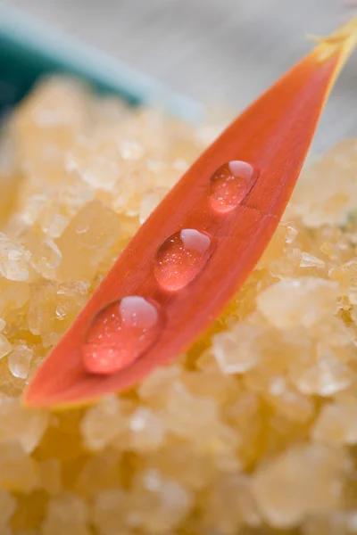 Bath salt and water droplets — Stock Photo, Image