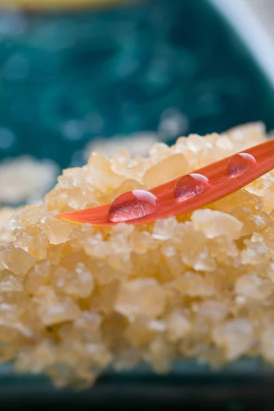 Bath salt and water droplets — Stock Photo, Image