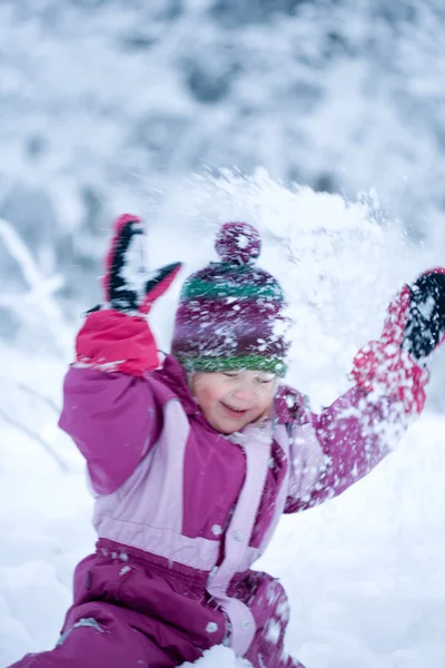 Little girl playing in snow — Stock Photo, Image