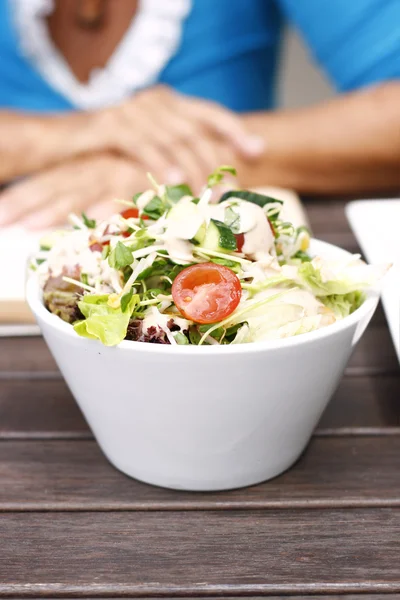 Köstlicher Gartensalat in einer weißen Schüssel. — Stockfoto
