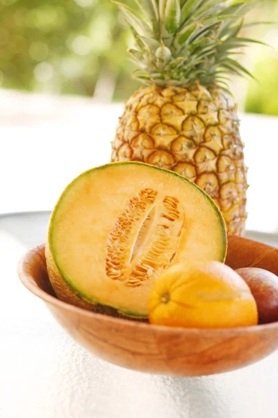 Färgglada tropiska frukter arrangemang. — Stockfoto