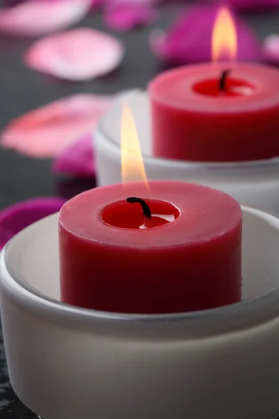 蜡烛和鲜花花瓣装饰. — 图库照片