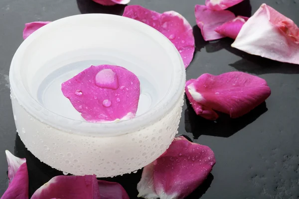 Pétalo de flor rosa y decoración cuenco de agua —  Fotos de Stock