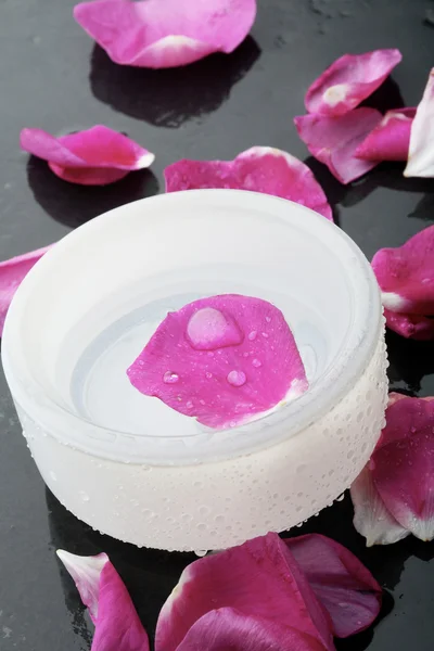 Petalo di fiori rosa e ciotola d'acqua decorat — Foto Stock