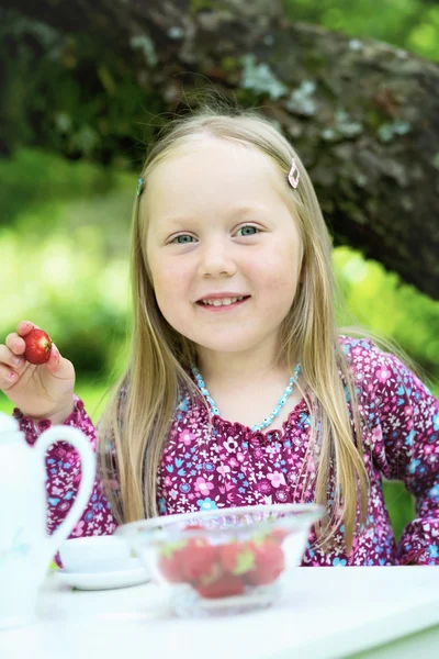 Smiling little girl a tea party. — Stock Photo, Image