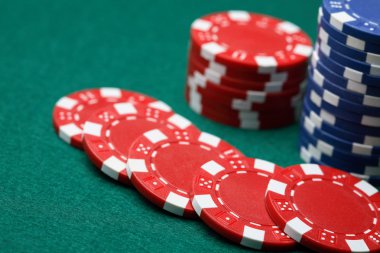 yeşil bir sörf üzerinde Poker fişleri dağılın