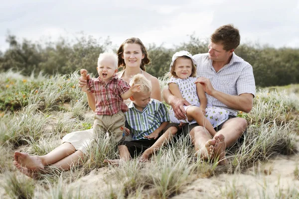 Familjen roar sig på stranden. — Stockfoto