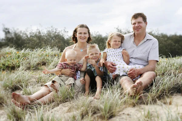 Rodina baví na pláži. — Stock fotografie