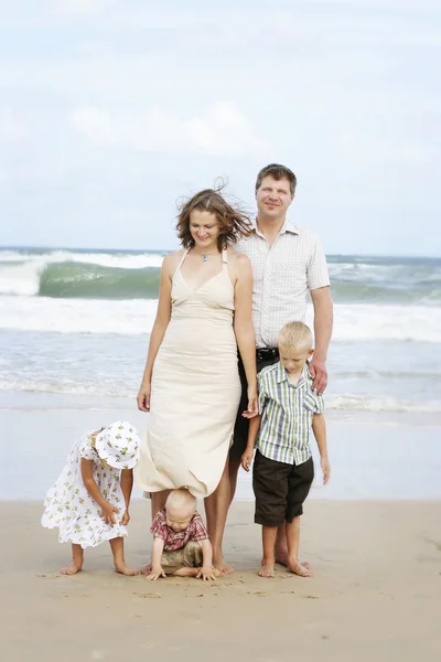 Family enjoying themselves at the beach. — Stock Photo, Image