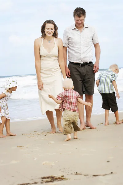 Familie genieten van zichzelf op het strand. — Stockfoto