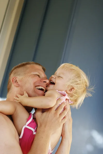 Padre e hija abrazando y riendo —  Fotos de Stock