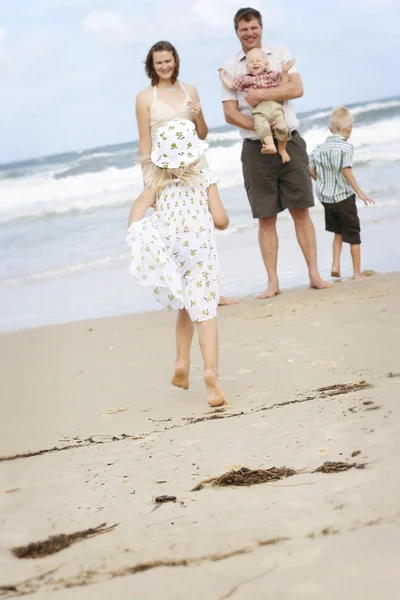 Familie genieten van zichzelf op het strand. — Stockfoto