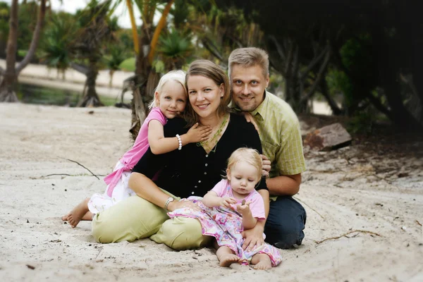 Familie genieten van zichzelf in een buiten — Stockfoto