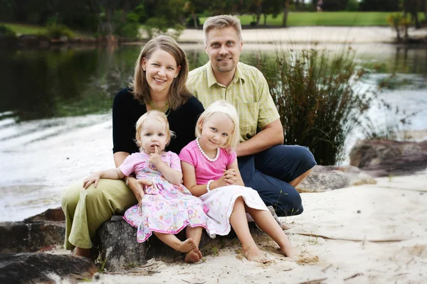Familie genieten van zichzelf in een buiten — Stockfoto