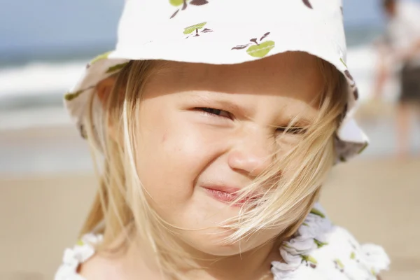 Ein glückliches kleines Mädchen am Strand. — Stockfoto