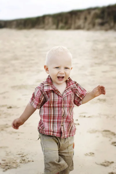 一个快乐的小男孩在沙滩上. — 图库照片