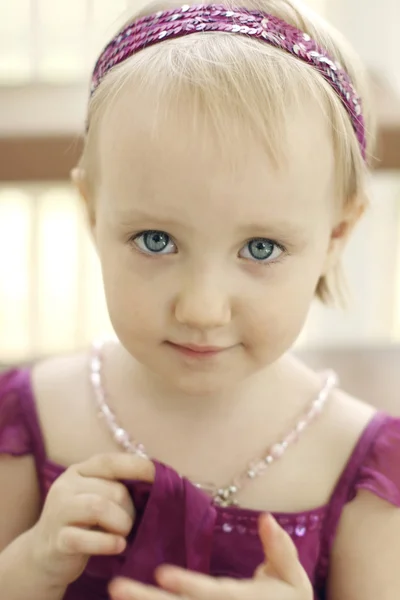 Ritratto di una bambina carina e felice . — Foto Stock