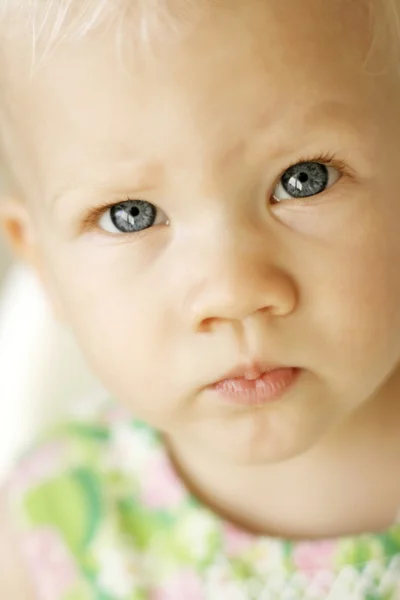 船尾探している幼児の肖像画. — ストック写真