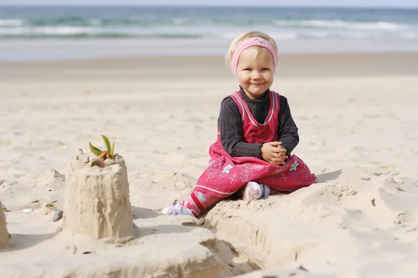Χαμογελώντας κοριτσάκι, παίζοντας στην παραλία — Φωτογραφία Αρχείου