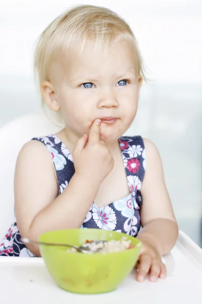 Carino bambina e la sua colazione porri — Foto Stock