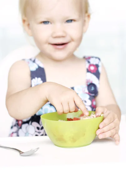 Cute dziewczynka i jej porri śniadanie — Zdjęcie stockowe