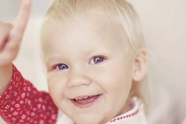 Портрет улыбающегося и смеющегося малыша — стоковое фото