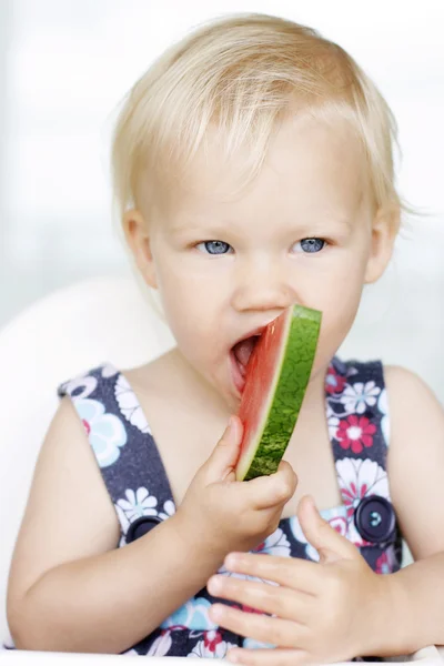 Menina bonito comer uma melancia . — Fotografia de Stock