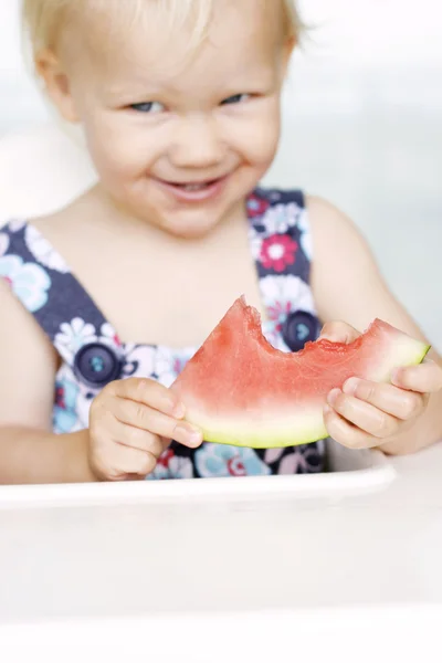 Petite fille mignonne mangeant une pastèque . — Photo
